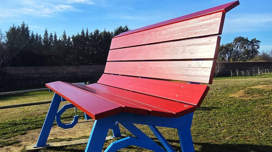 Barengo, dopo il restyling la panchina gigante è nuovamente fruibile